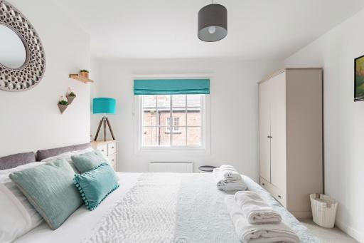 Secret City Courtyard Cottage Within Chester City Walls - Housity