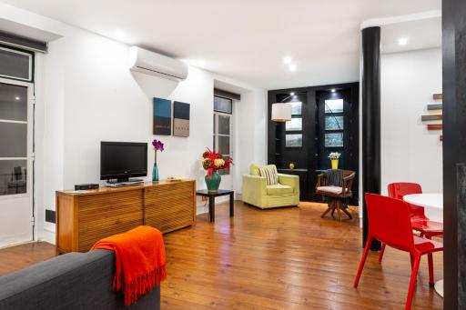 JOIVY Bold and colourful 1-bed flat at the heart of Chiado, nearby Carmo Convent - Housity