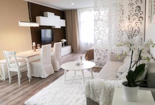 Partyzánské náměstí 3 - Housity