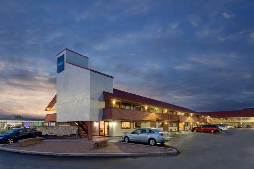 Travelodge by Wyndham South Holland - Housity