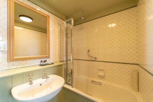The Green Dragon Hotel - Housity