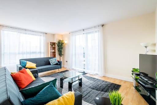 Spacious City 2 Bed, 2 Bath, FREE PARKING & WiFi - Housity