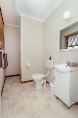 Oceanfront bungalow 3 br/2 ba, Wifi Fireplace: Guppy Huys - Housity