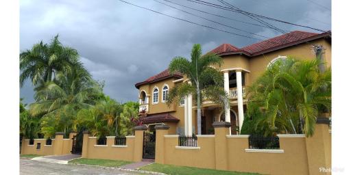 Sunflower Escape (AC / Wifi / Free Beach / Parking) - Housity