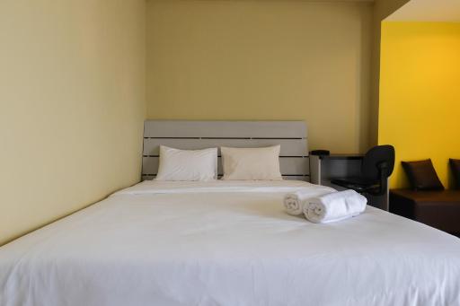 Modern and Comfy Studio Tamansari Sudirman Apartment By Travelio - Housity