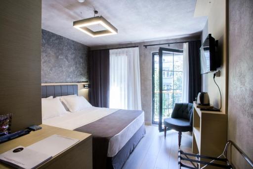 Red Stone Hotel - Housity