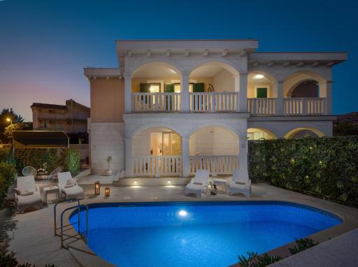 Villa Authentica with Heated Pool - Housity