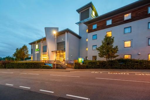 Holiday Inn Express Walsall M6, J10, an IHG Hotel - Housity