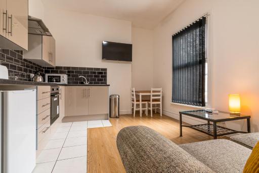 PLATFORM Fishing Quarter Apartment 2 with Free Street Parking - Housity