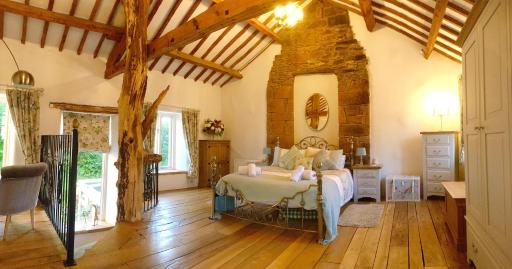 The Tree House Cumbria, unique, romantic, quirky cottage - Housity