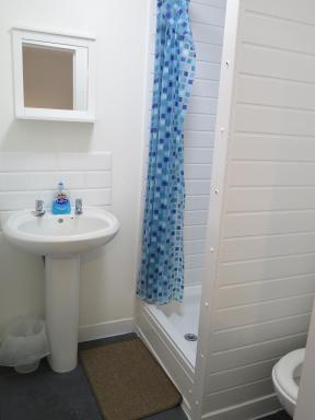 Langdale House - Group Stays Contractors & Families Long or Short Stay - 4 Rooms 5 Beds 3 bathrooms Kitchen, FREE Wi-Fi & Parking - Housity