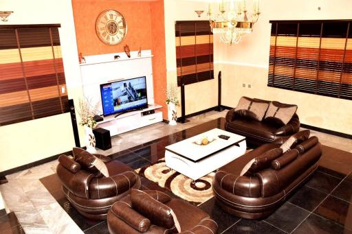 Duplex, 3 Bedroom Spacious House - Housity