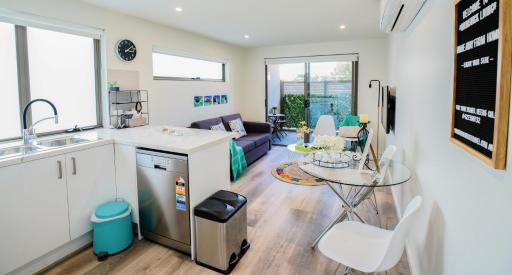 U101 Brunswick Living First Floor Balcony Close to APT and CBD Free Wifi Tram at Doorstep - Housity