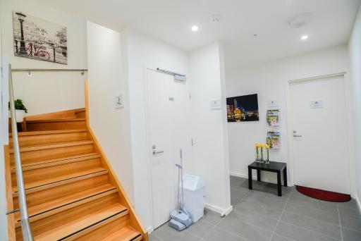 U201 Brunswick Living Top floor Balcony Close to APT and CBD Free Wifi Tram at Doorstep - Housity