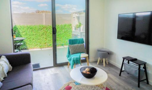 U201 Brunswick Living Top floor Balcony Close to APT and CBD Free Wifi Tram at Doorstep - Housity
