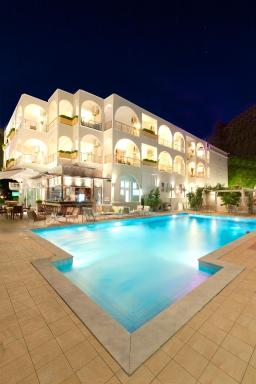 Kronos Hotel - Housity
