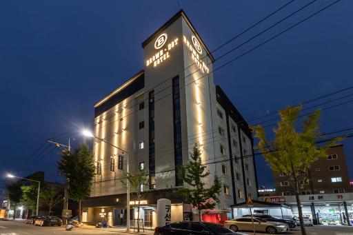 Brown Dot Hotel Seong Seo - Housity