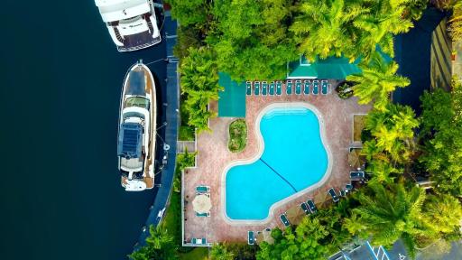 Riverside Hotel - Housity