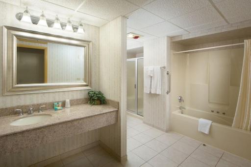 Villa Roma Resort and Conference Center - Housity