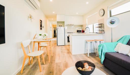 U201 Brunswick Living Top floor Balcony Close to APT and CBD Free Wifi Tram at Doorstep - Housity