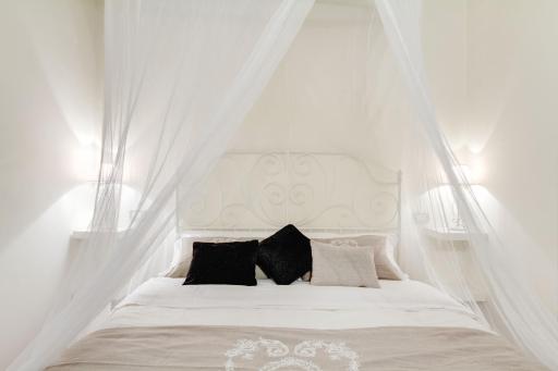 Elegant Apartment Behind the Colosseum - Housity