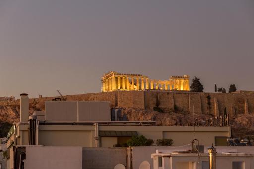 Minimal apartment on the shadow of the Acropolis - Housity