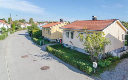 Tallkrogen Romantic House - Upper or Lower Apartment - Housity