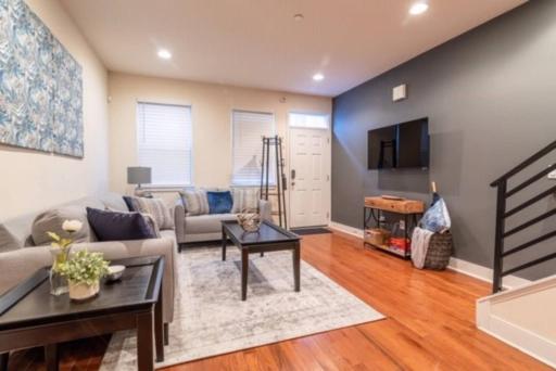 Beautiful Lux 4 Bedroom*Near PENN/CHOP*Roof Deck - Housity