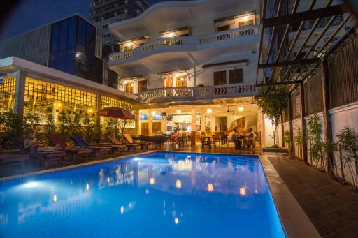 Poolside Villa - Housity