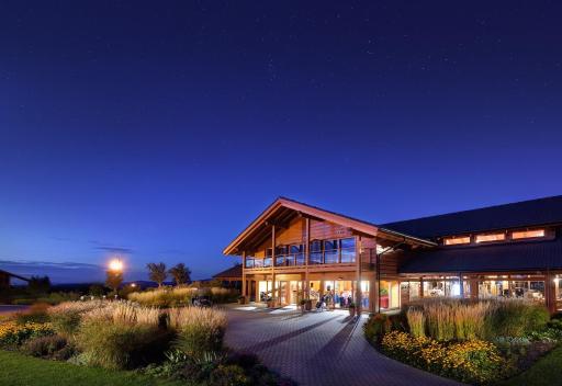 Green Inn Hotel - Housity