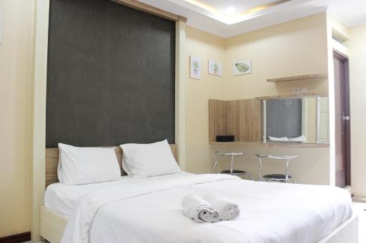 Minimalist Studio Gateway Apartement Ahmad Yani Cicadas By Travelio - Housity