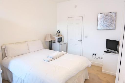 Whitburn Guest House About 7 mins Walk To The City Free Internet TV - Housity