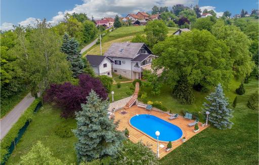 Holiday Home With Pool Near Varaå¾Din - Housity