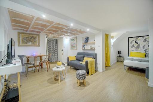 #31 Comfy place in the Old Town Balcony & AC 2Min to Beach - Housity