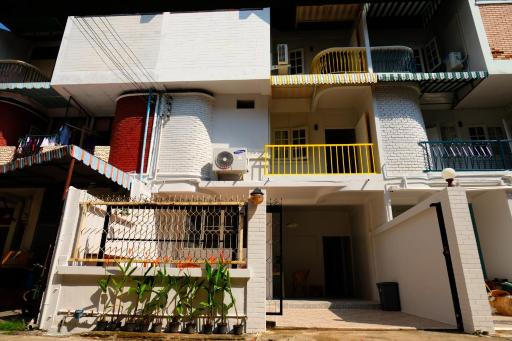 Float's House - Housity