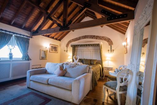 The Royal Arms Hotel - Housity