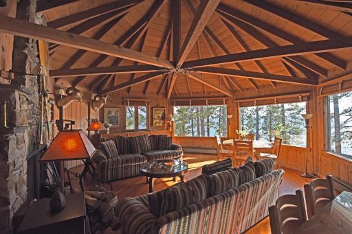 Rockpile Treehouse - Housity