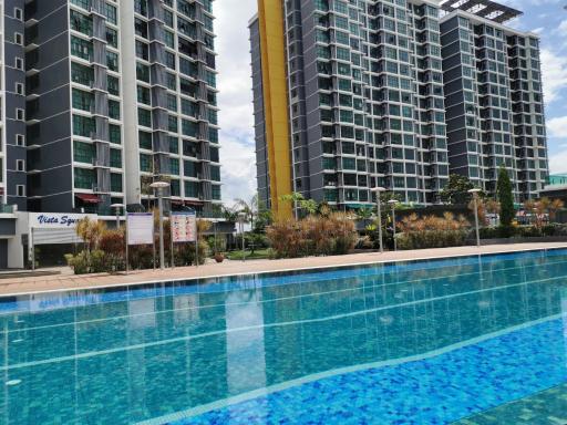 Vista Alam Studio Units - Pool, food court - Housity