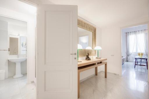 Right House - Characteristic Marina District - Housity