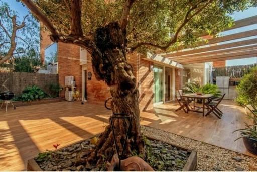 Bonito duplex con piscina en Barcelona&playa - Housity