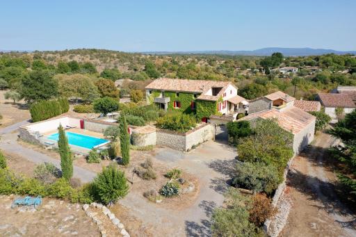 Gîte L'ESCOUSSOU au calme, 6p, 4ch, 130m2, charme et nature, piscine chauffée, sud Ardèche - Housity