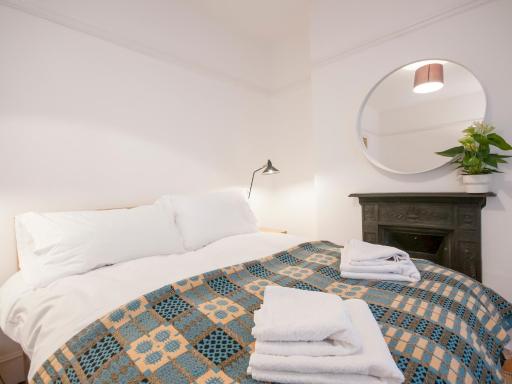 Beautiful Edwardian 2 Bedroom House with Parking - Housity