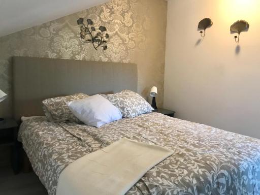 Rymlig lägenhet i avdelat hus med egen parkering - Housity