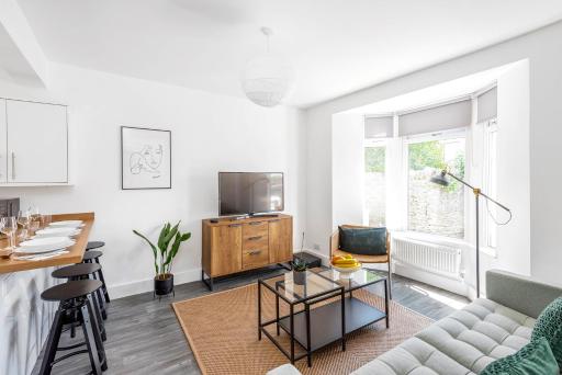 Beautiful Apartment In Leafy Victorian Neighbourhood - Housity