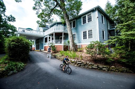 Highland Lake Inn & Resort - Flat Rock - Housity