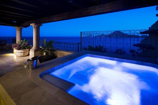 VLE- 1502-OCEAN FRONT RESORT- WALKING DISTANCE TO TOWN! SWIMMABLE BEACH! - Housity