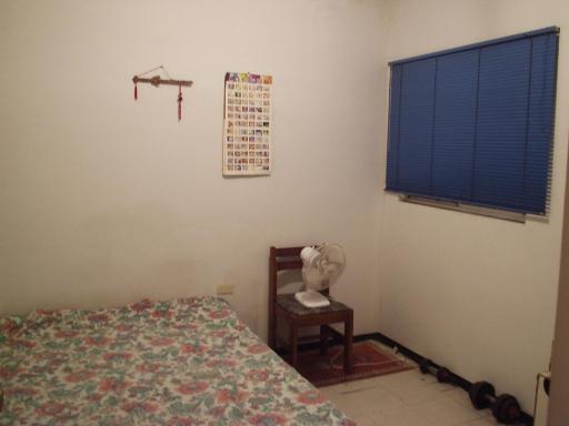 SMALL ROOM FOR LEASE - Housity