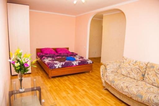 Semi-luxury Apt on Nezalezhnoi Ukr?iny 63 near Intourist Hotel - Housity