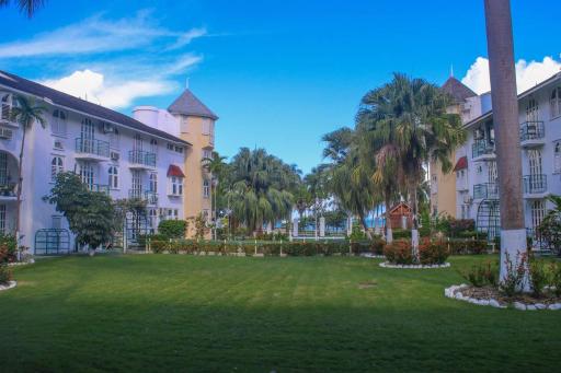 Cool's 1 bedroom Beach & Garden View - Housity