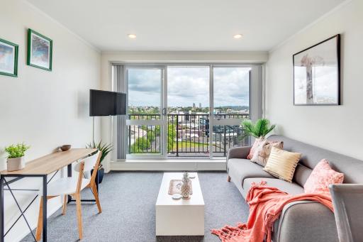 Cityscape Charm Apt w Parking, Views, Pool & Gym - Housity
